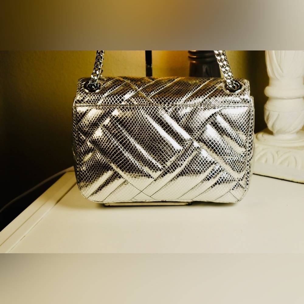 “HOST PICK” MICHAEL KORS Metallic Silver Quilted Leather with a Chain Strap - Picture 10 of 17
